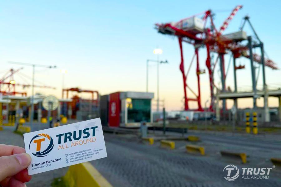 foto do cartão da trustallaround com um porto de fundo