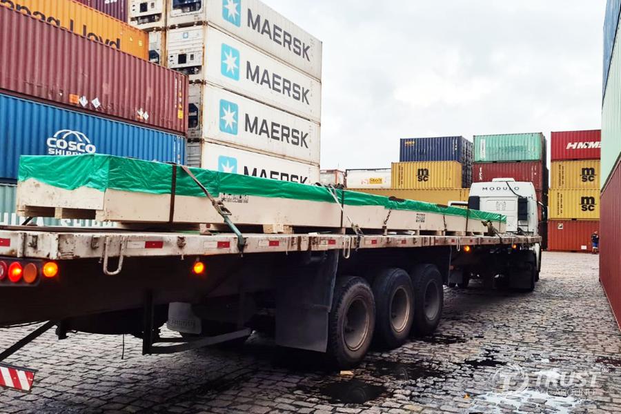 foto de uma caminhão pegando um container no porto