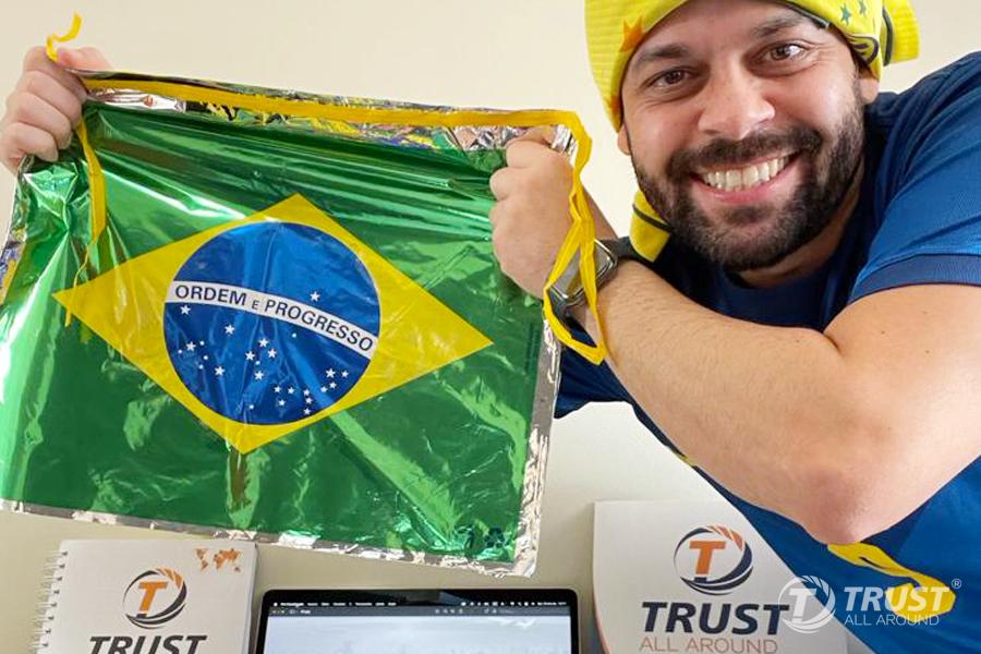 foto de um funcionário da trustallaround segurando a bandeira do brasil