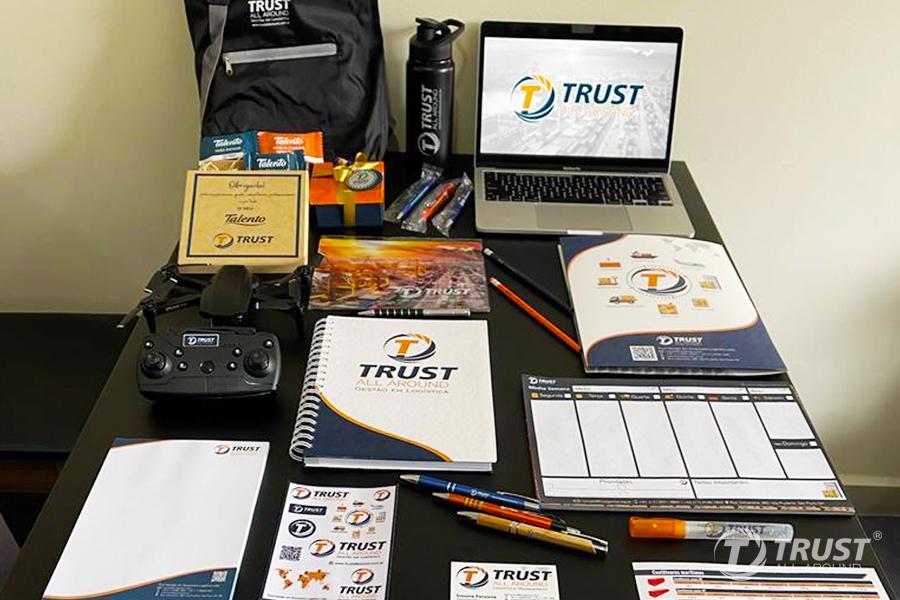 foto de vários impressos da trustallaround sobre uma mesa