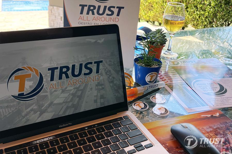 foto de um mackbook ligado, com a logo da trustallaround na tela