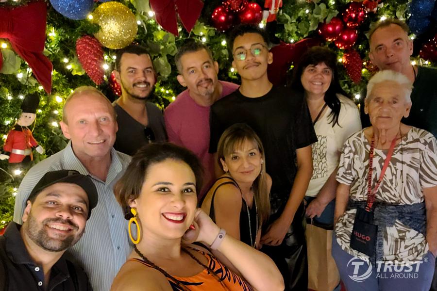 funcionários da trustallaround na festa de natal/ano novo