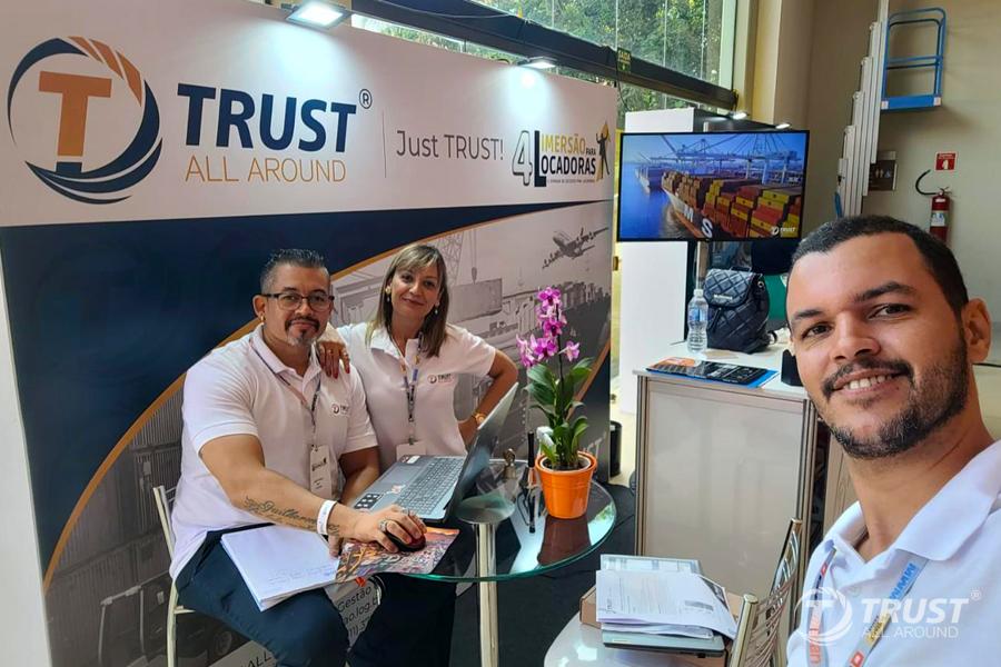 foto dos funcionários de trustallaround em um stand