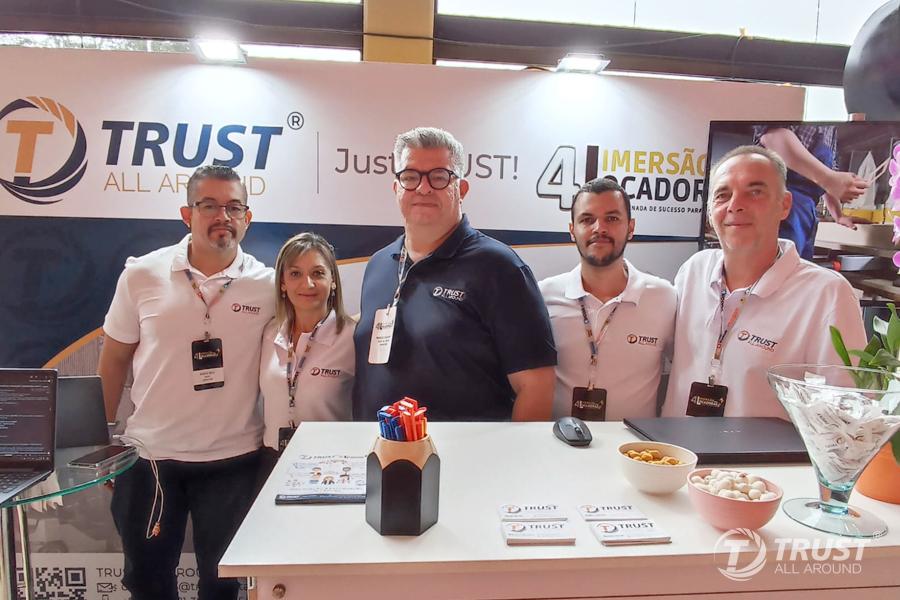 foto da CEO da trustallaround em um stand de conferência