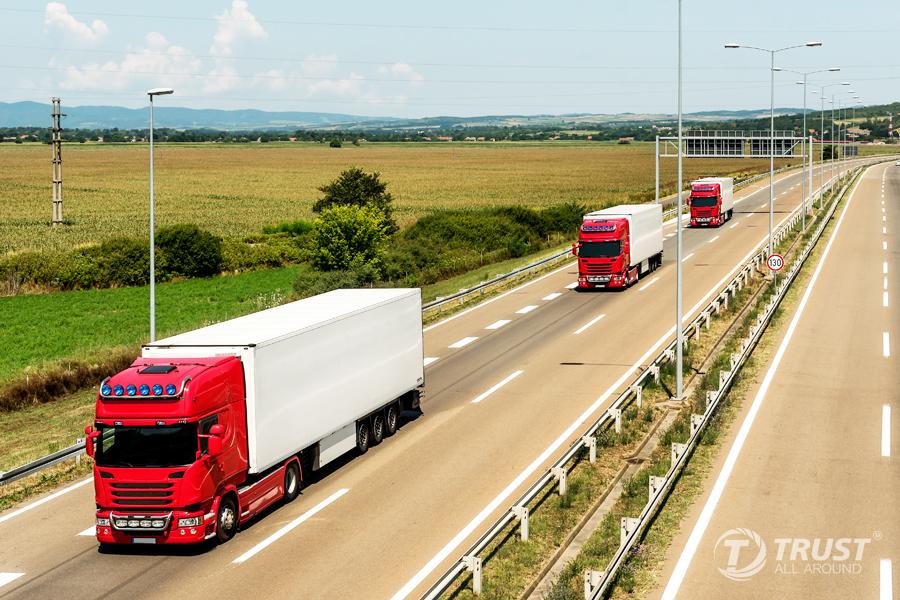 foto de vários caminhões na estrada